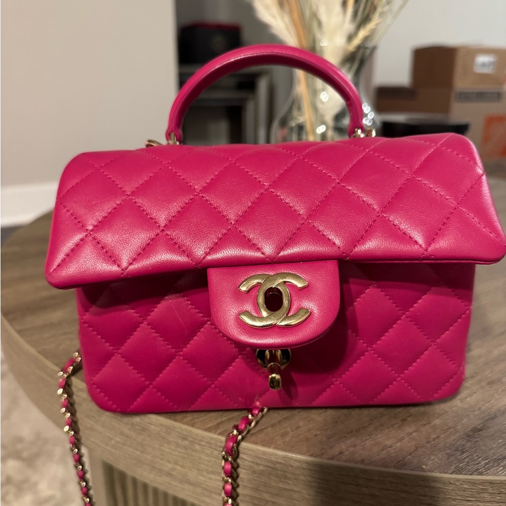 Chanel Pink Quilted Crossbody Bag with Gold Hardware - Picture 2 of 9